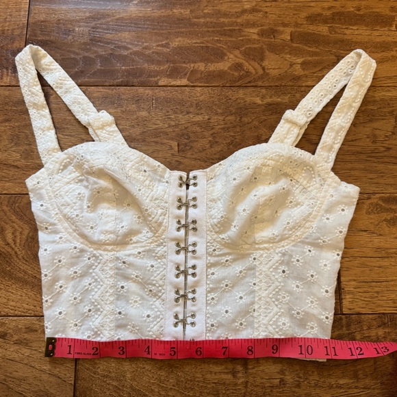 superdown White Eyelet Crop Top - Picture 9 of 9